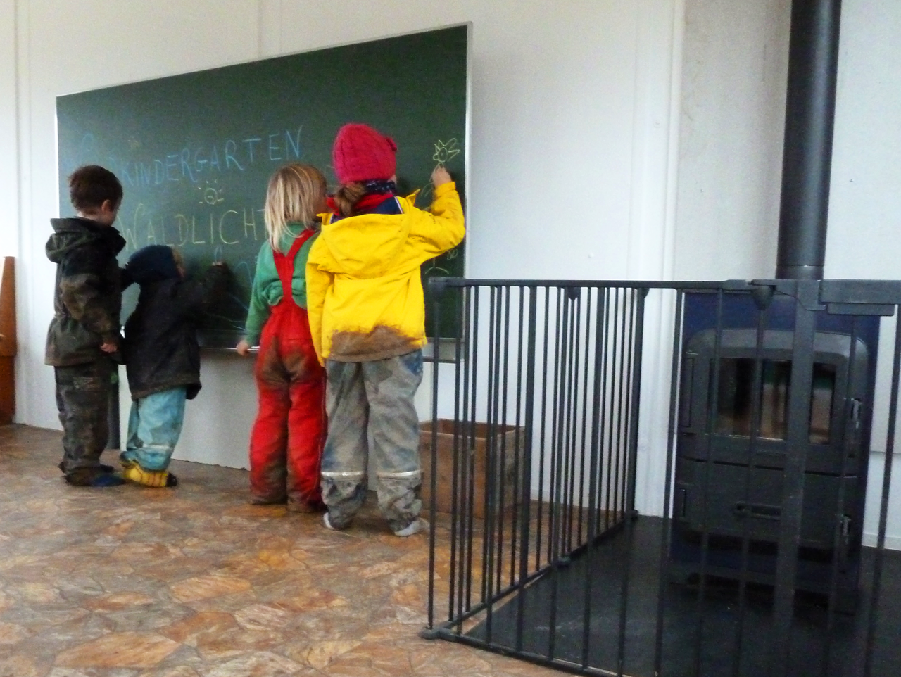 Kinder malen an der Schultafel